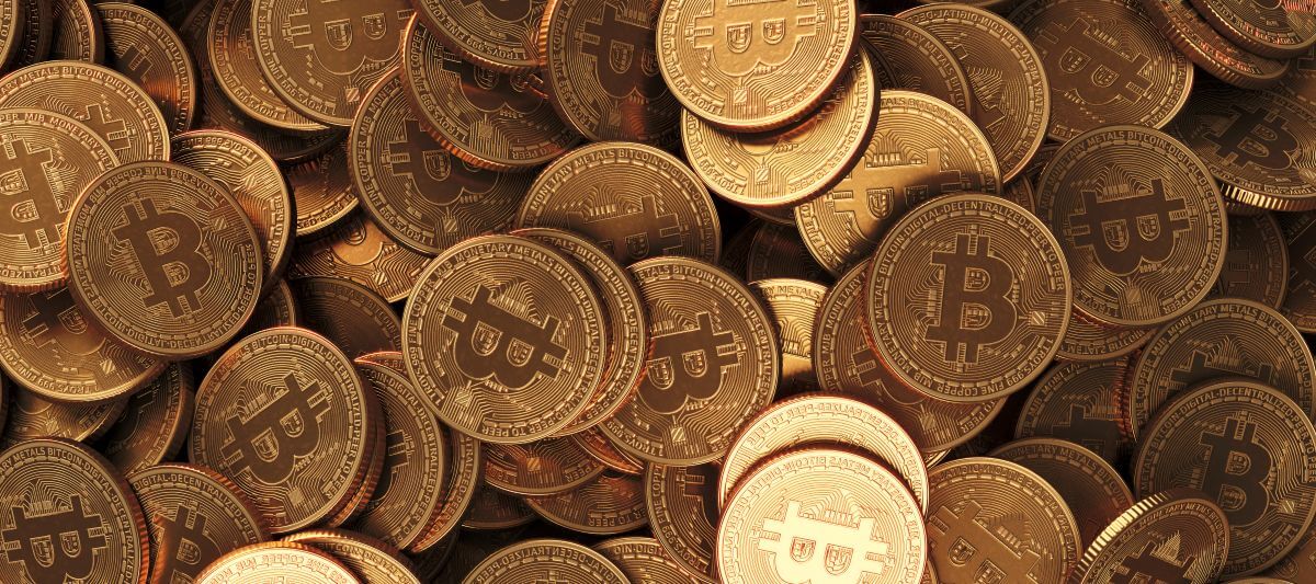 Imagen de monedas de bitcoin en un artículo sobre los eventos destacados de la bolsa hoy