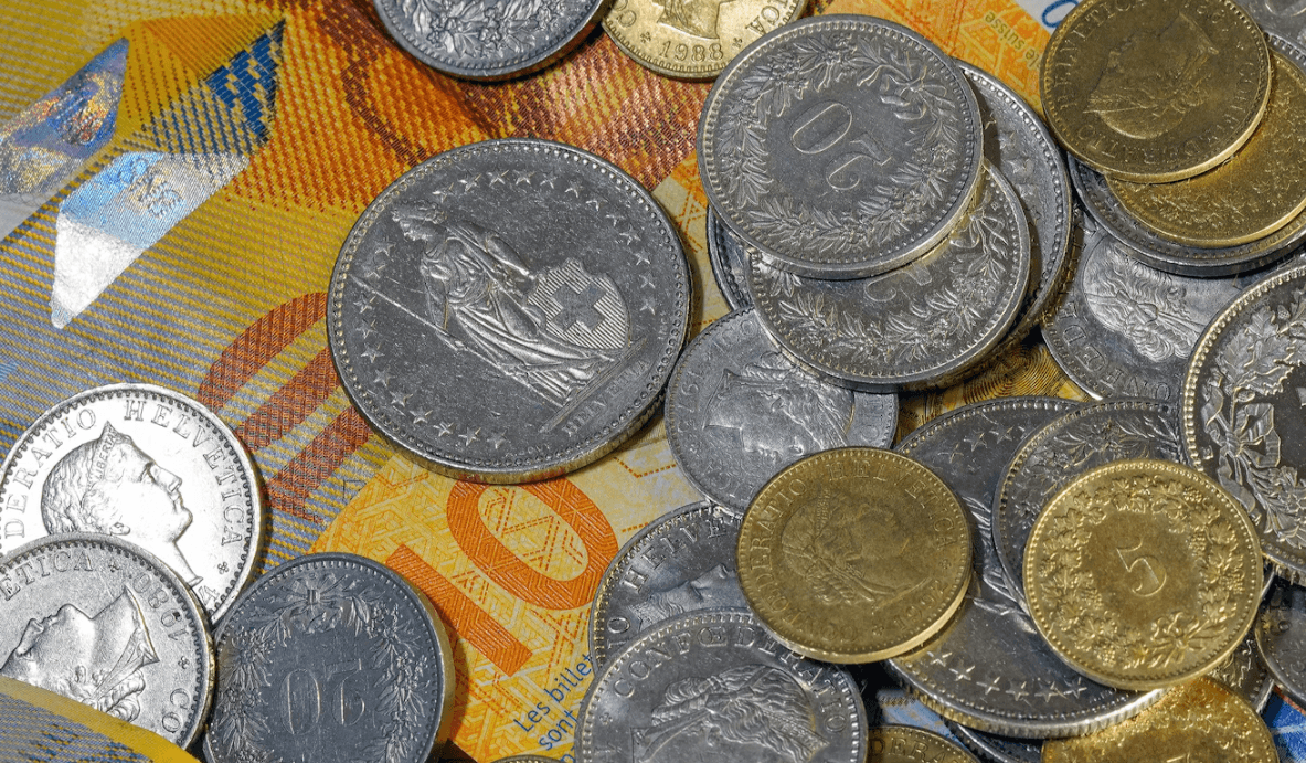 Imagen de monedas y billetes del franco suizo