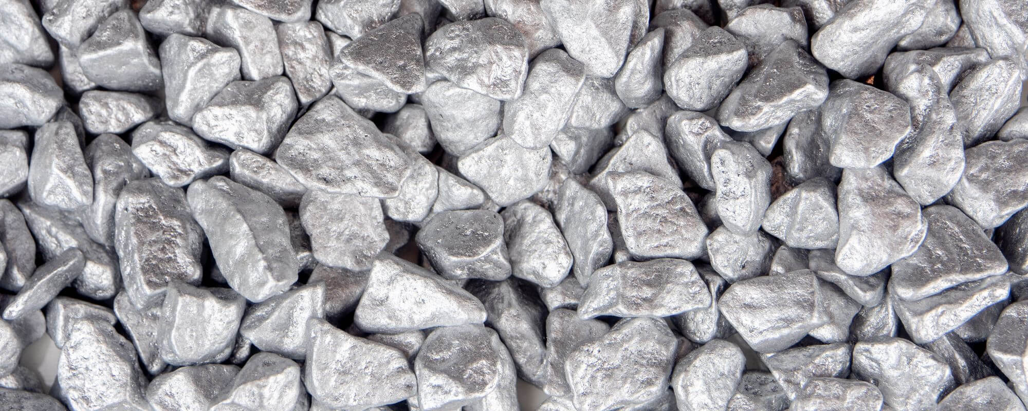 Imagen de rocas plateadas en un artículo sobre cómo invertir en platino