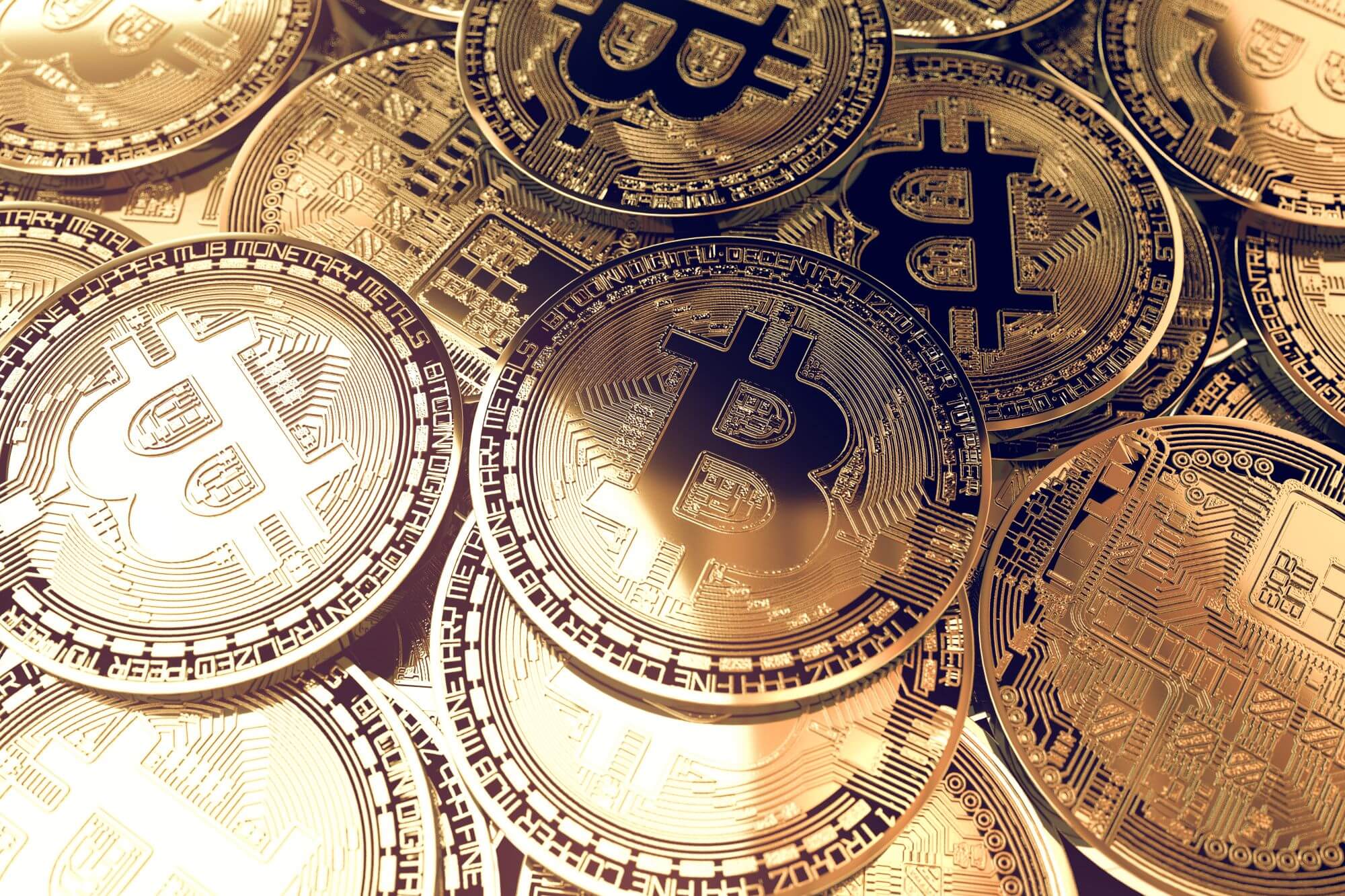 Imagen de monedas de Bitcoin en un artículo sobre cómo invertir en criptomonedas