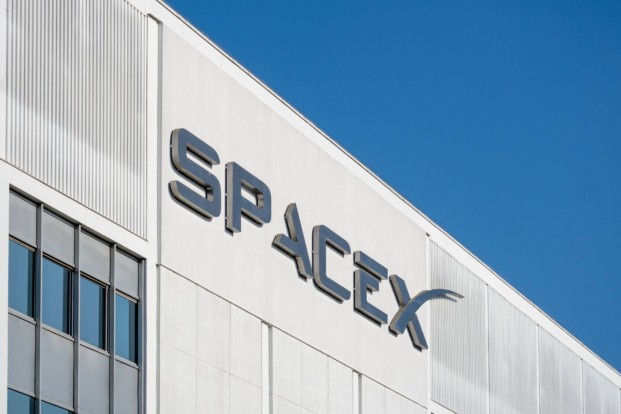 Imagen de una sucursal de SpaceX en un artículo sobre su lanzamiento de satélites con chips de Nvidia