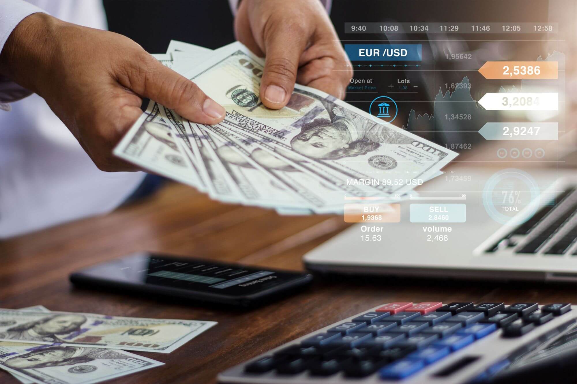 Imagen de una persona contando billetes en un artículo sobre qué afecta a los tipos de cambio