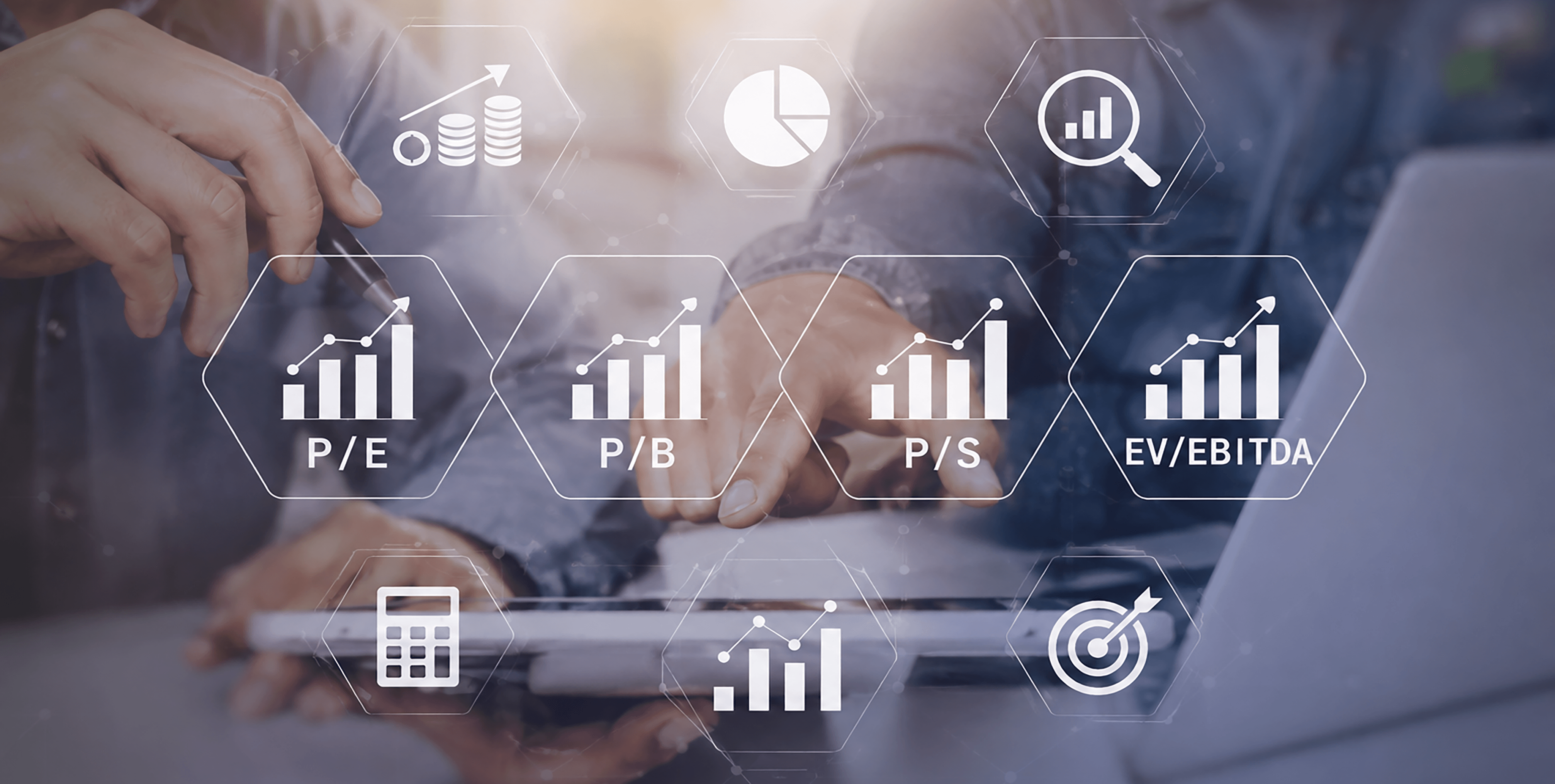Infográfico a mostrar os diferentes tipos de rácios: P/E, P/B, P/S, PEG e EV/EBITDA