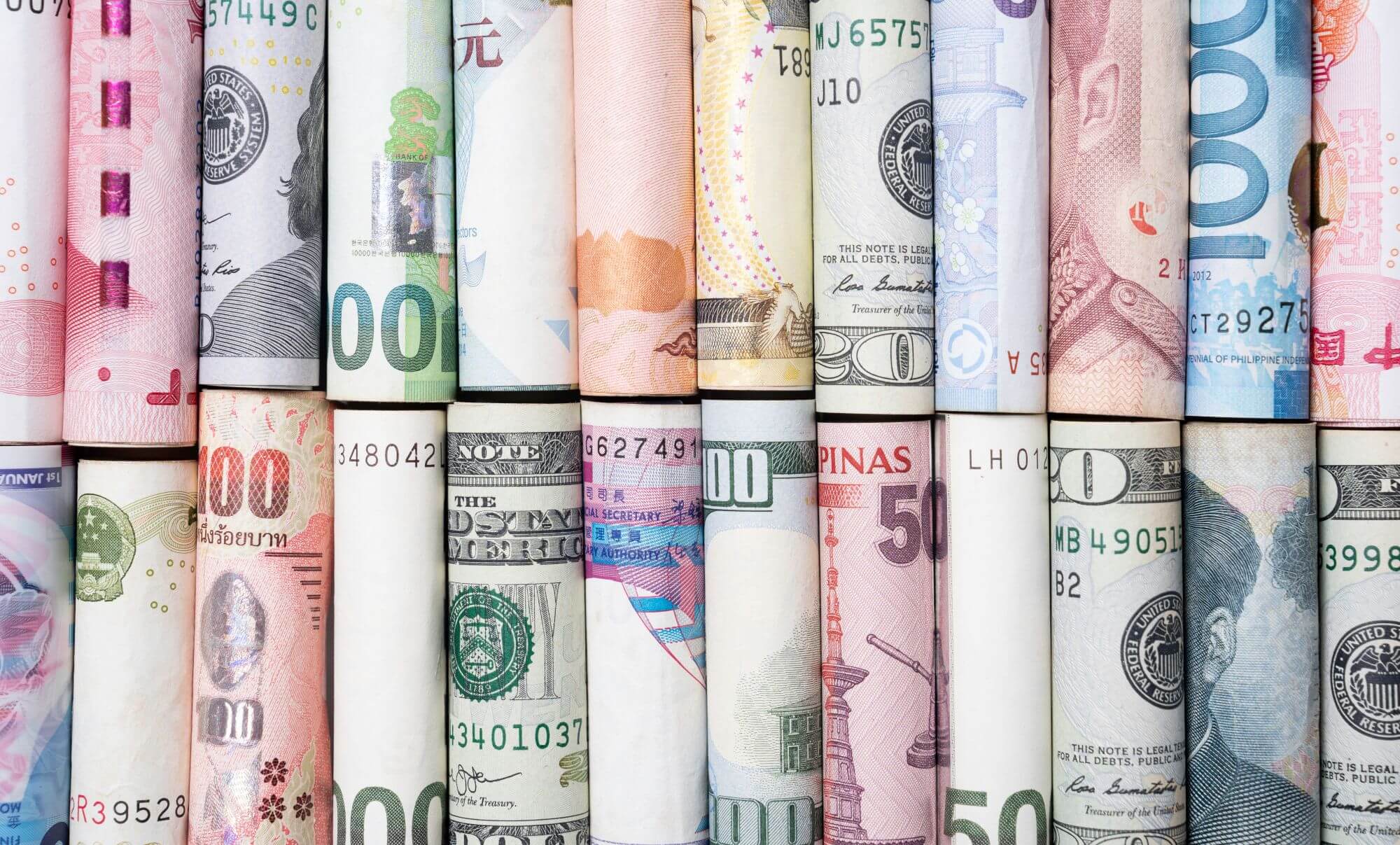 Imagen de billetes en un artículo sobre qué es el carry trade