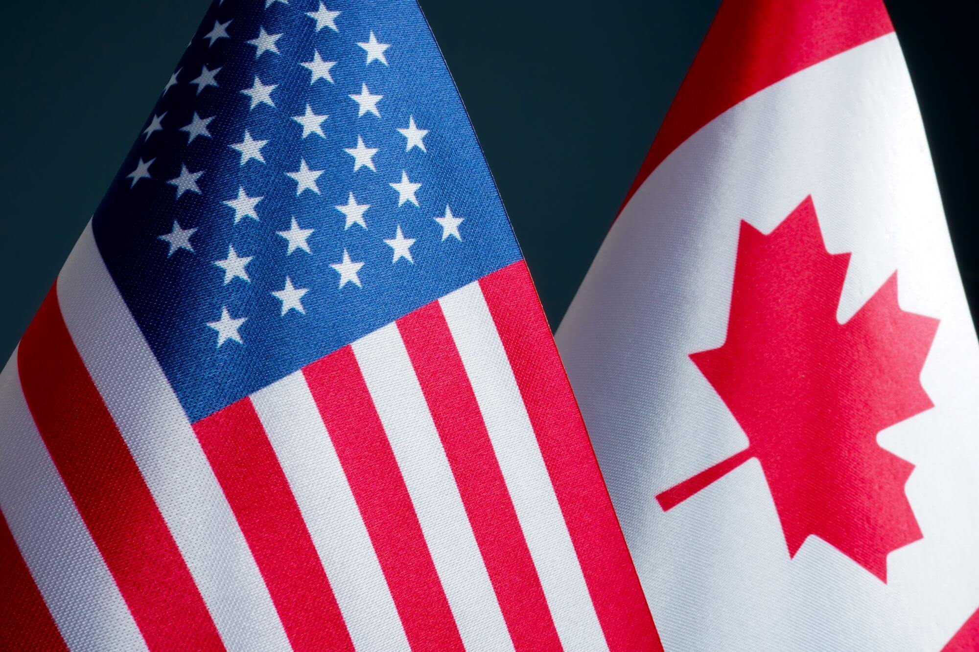 Imagen de las banderas de Estados Unidos y Canadá en un artículo sobre la bolsa hoy