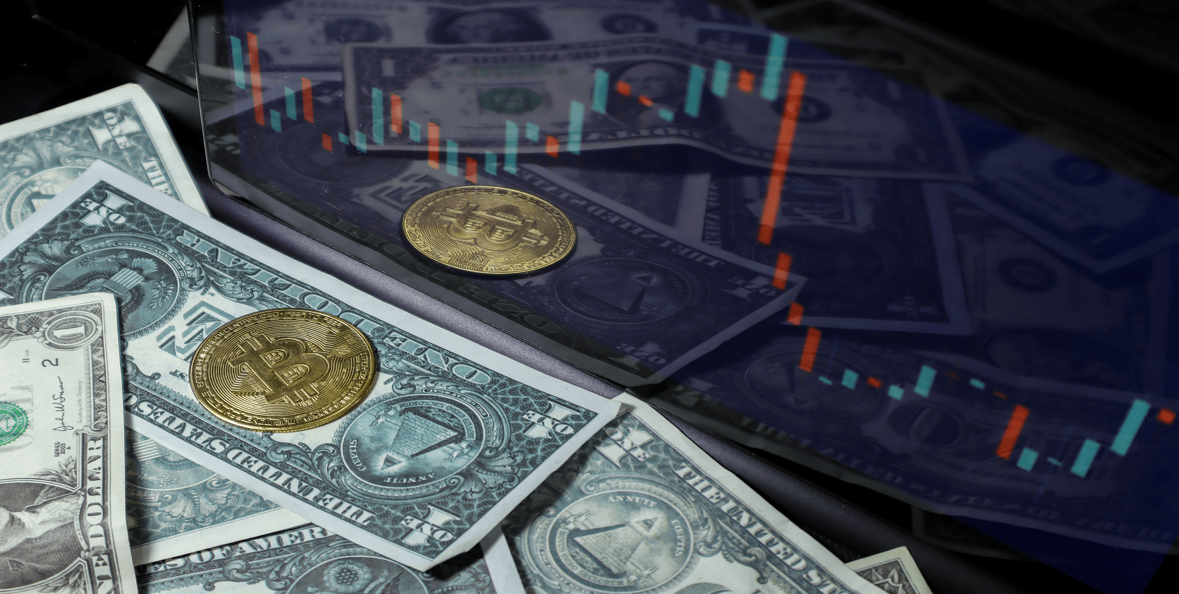 Notas de dinheiro e moedas à frente de ecrã com gráfico de investimentos