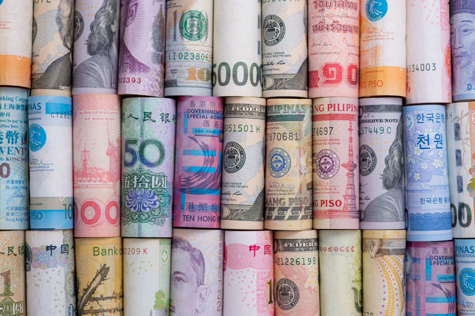 Imagen de billetes en un artículo sobre qué afecta a los tipos de cambio