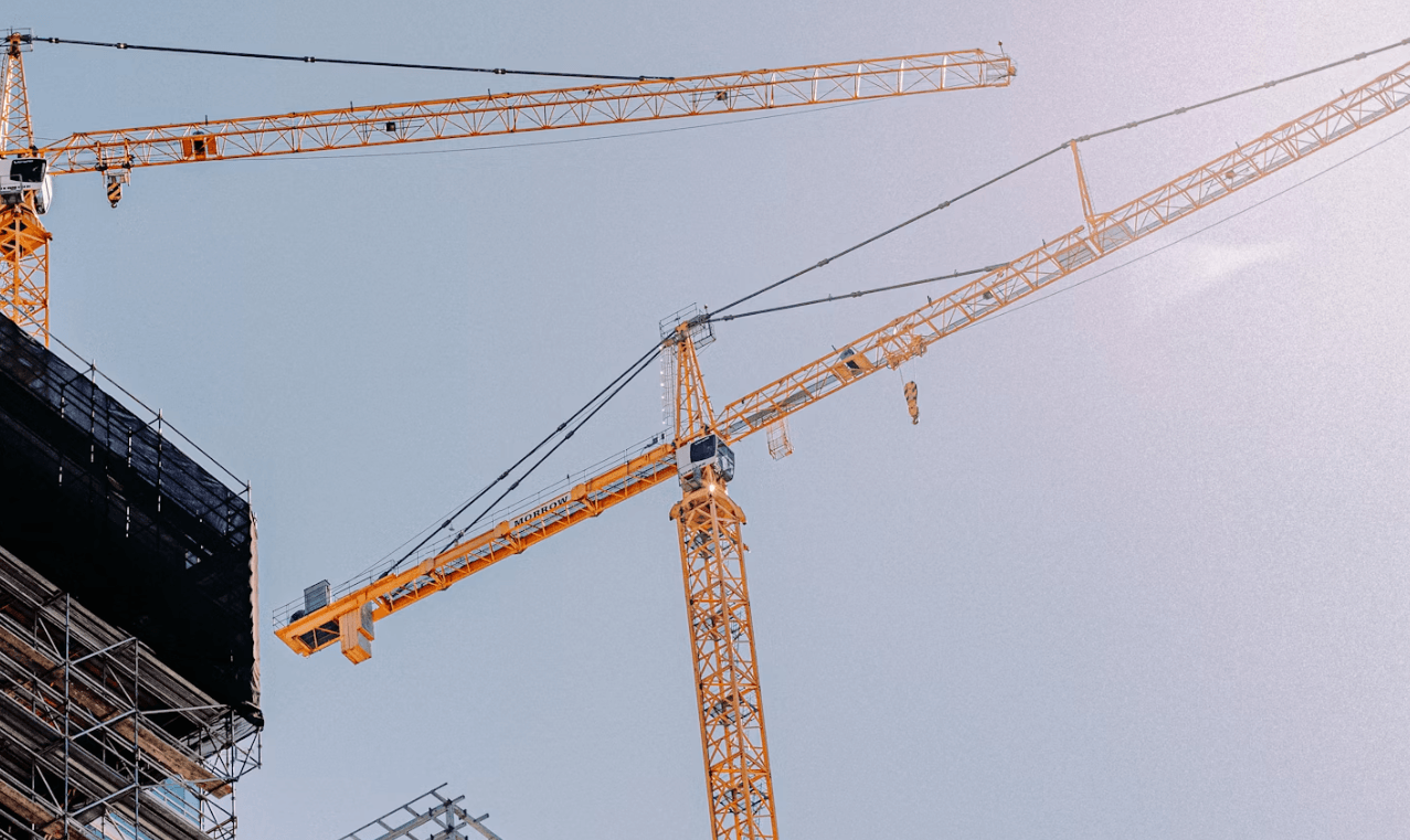 Imagen de grúas constructoras en un artículo sobre las acciones de Sacyr