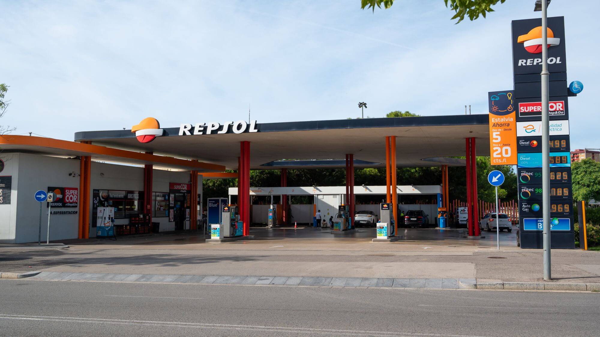 Imagen de una gasolinera de Repsol en un artículo sobre las subidas de las acciones de Repsol