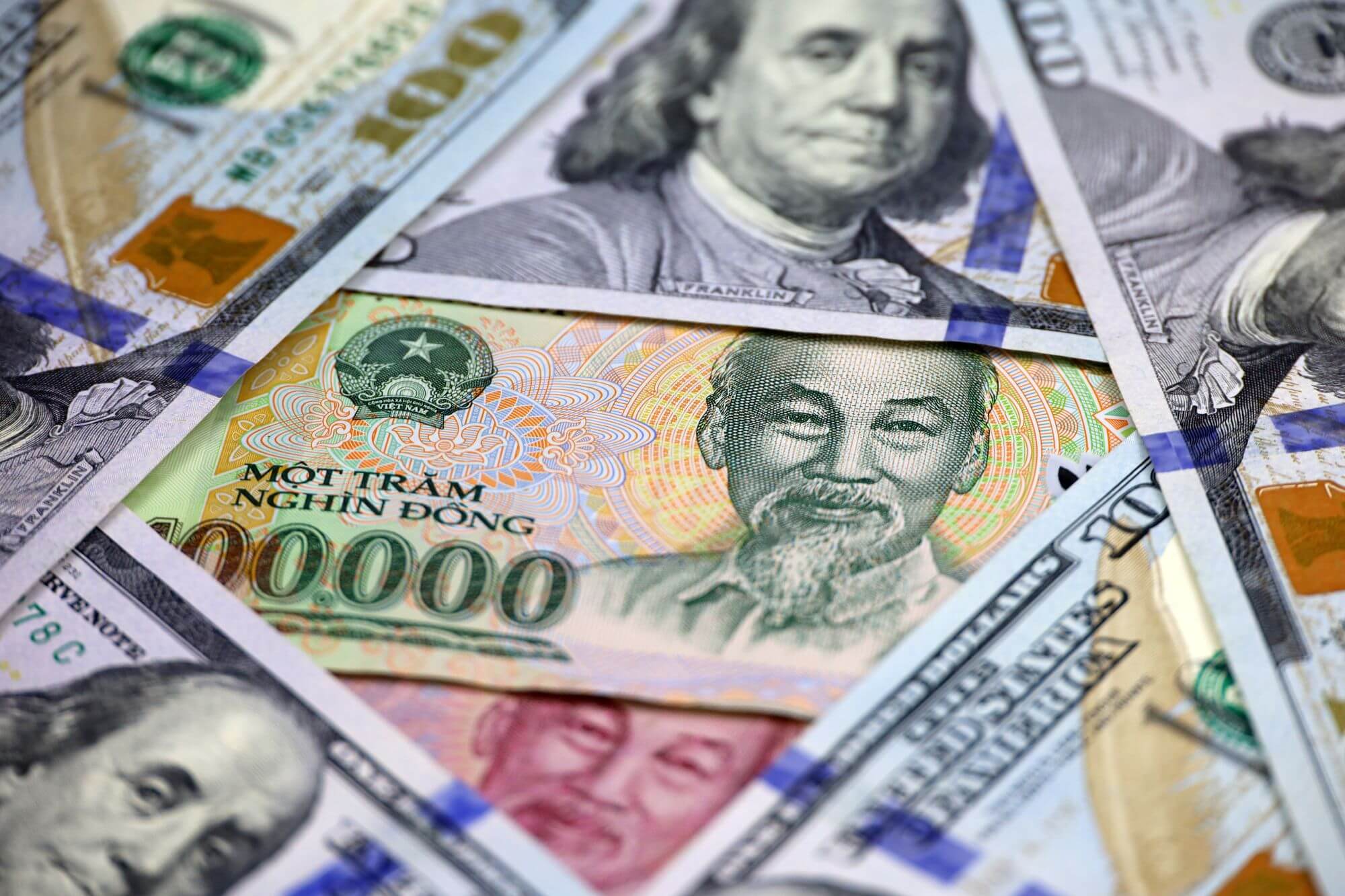 Imagen de billetes en un artículo sobre qué afecta a los tipos de cambio
