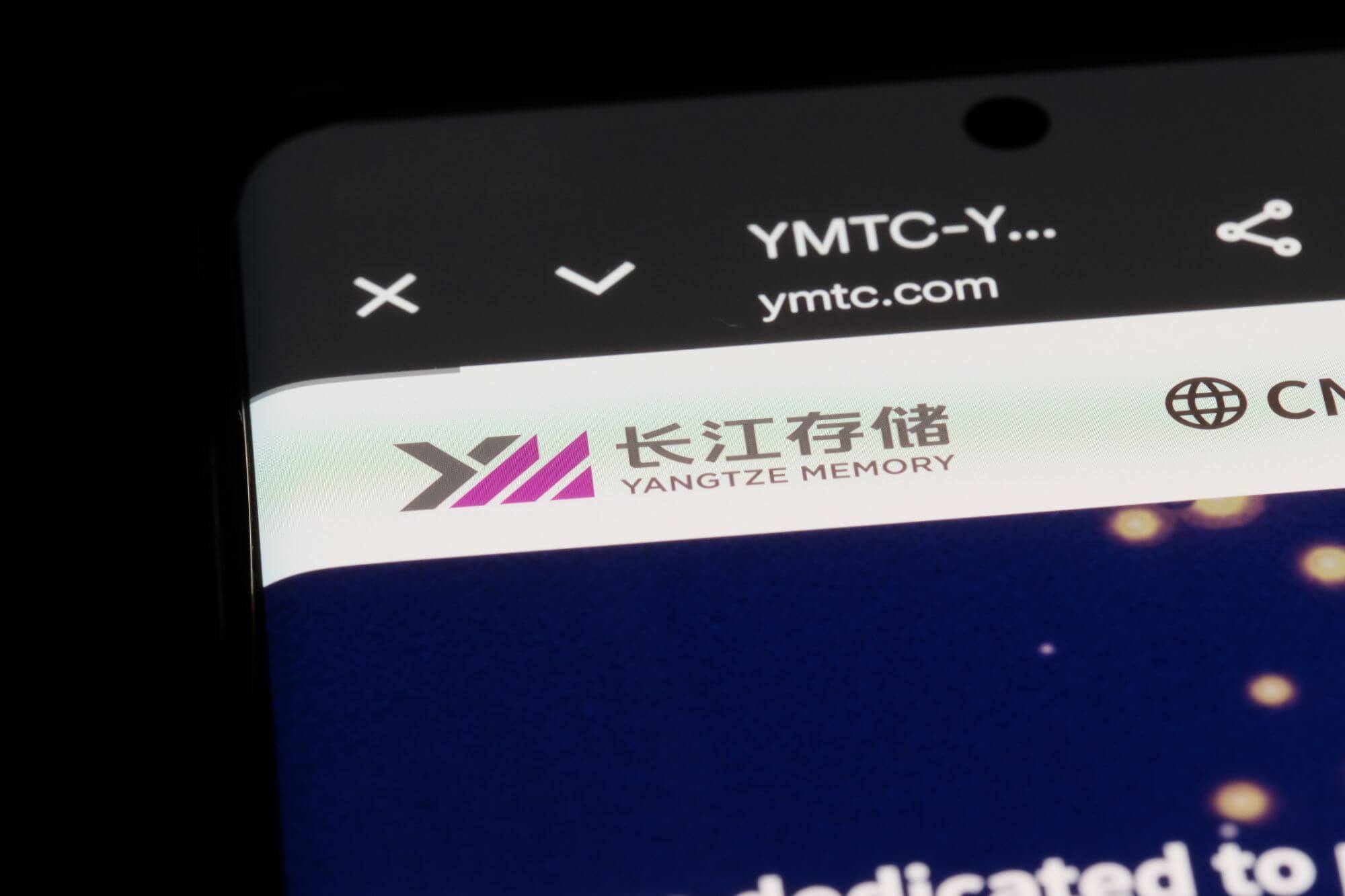 Imagen de un móvil en el que se ve la web de YMTC en un artículo sobre cómo la empresa está desafiando a Samsung y SK Hynix