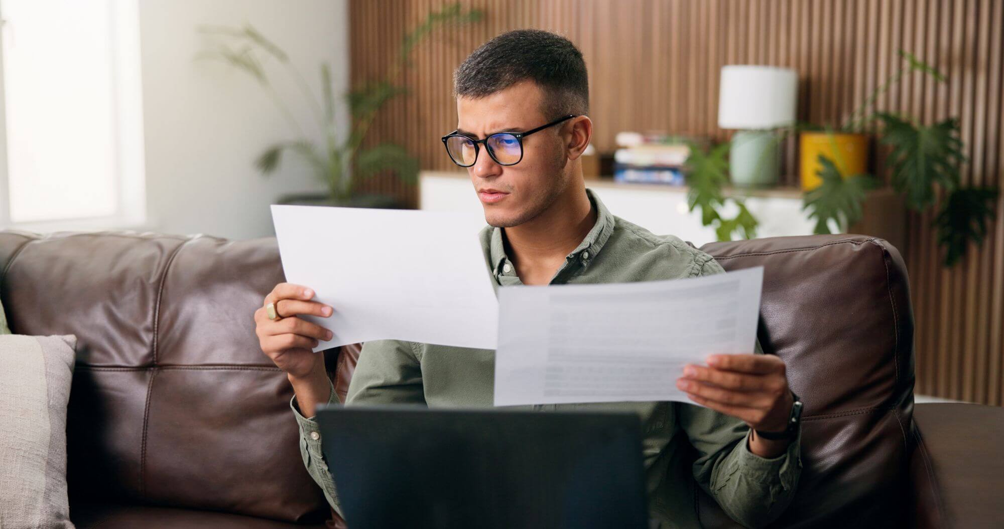 Imagen de un hombre leyendo documentos en un artículo sobre libros para aprender a invertir