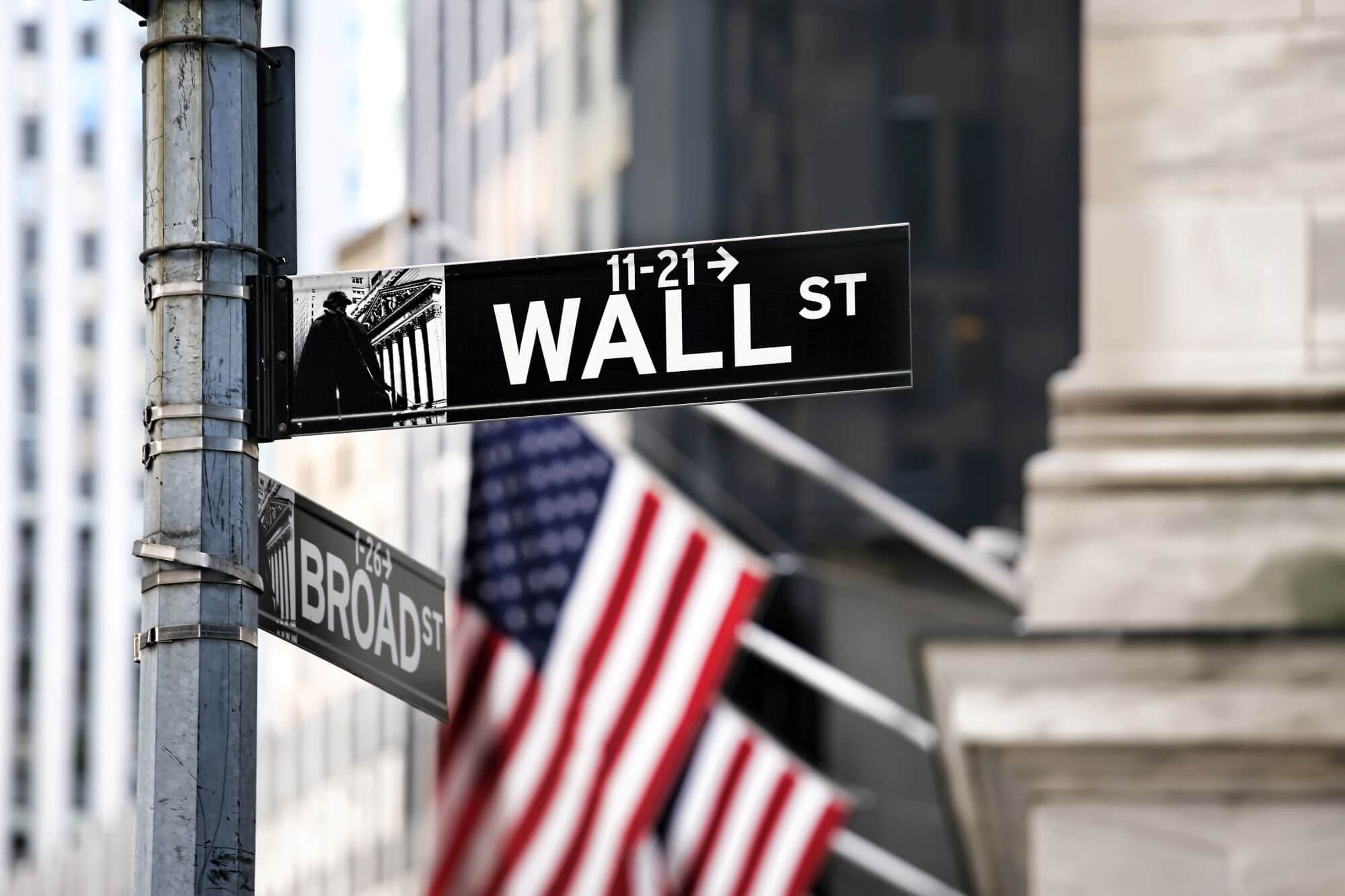 Imagen de una calle en la que se lee Wall Street en un artículo sobre la bolsa hoy 