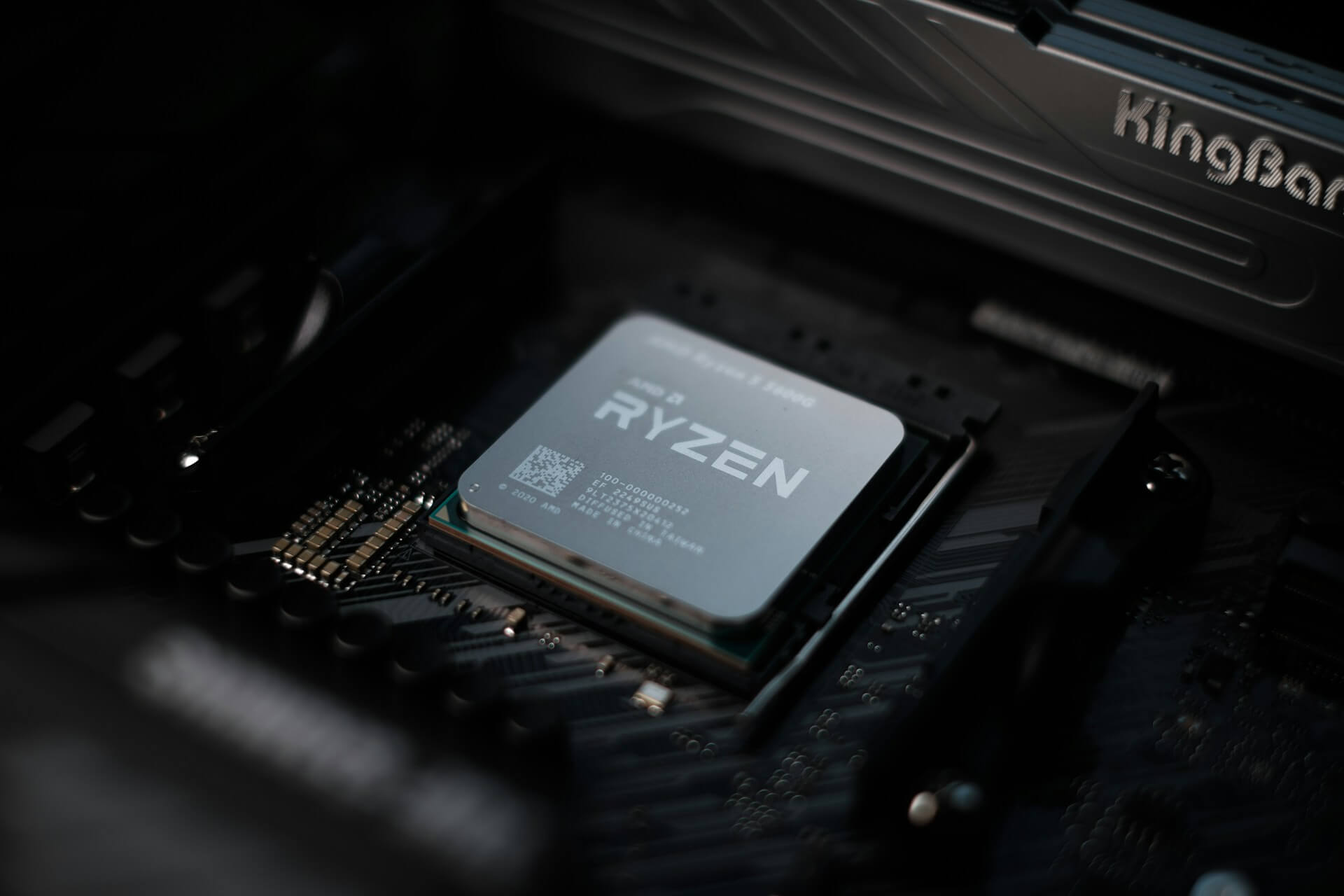Imagem de uma CPU na parte superior de uma placa mãe