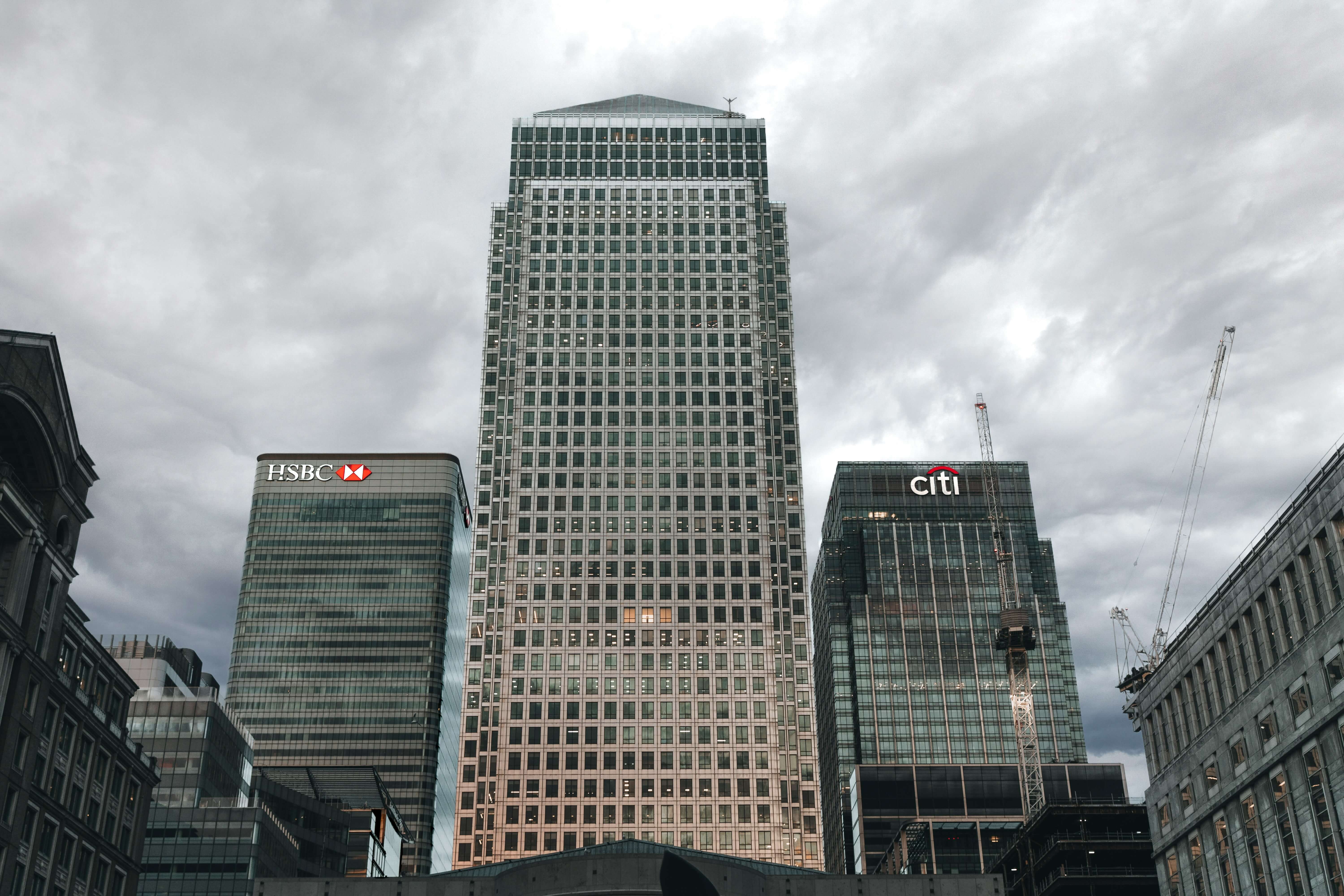 Imagen de sucursales de HSBC y Citi en un artículo sobre las empresas españolas que pueden beneficiarse de los tipos altos
