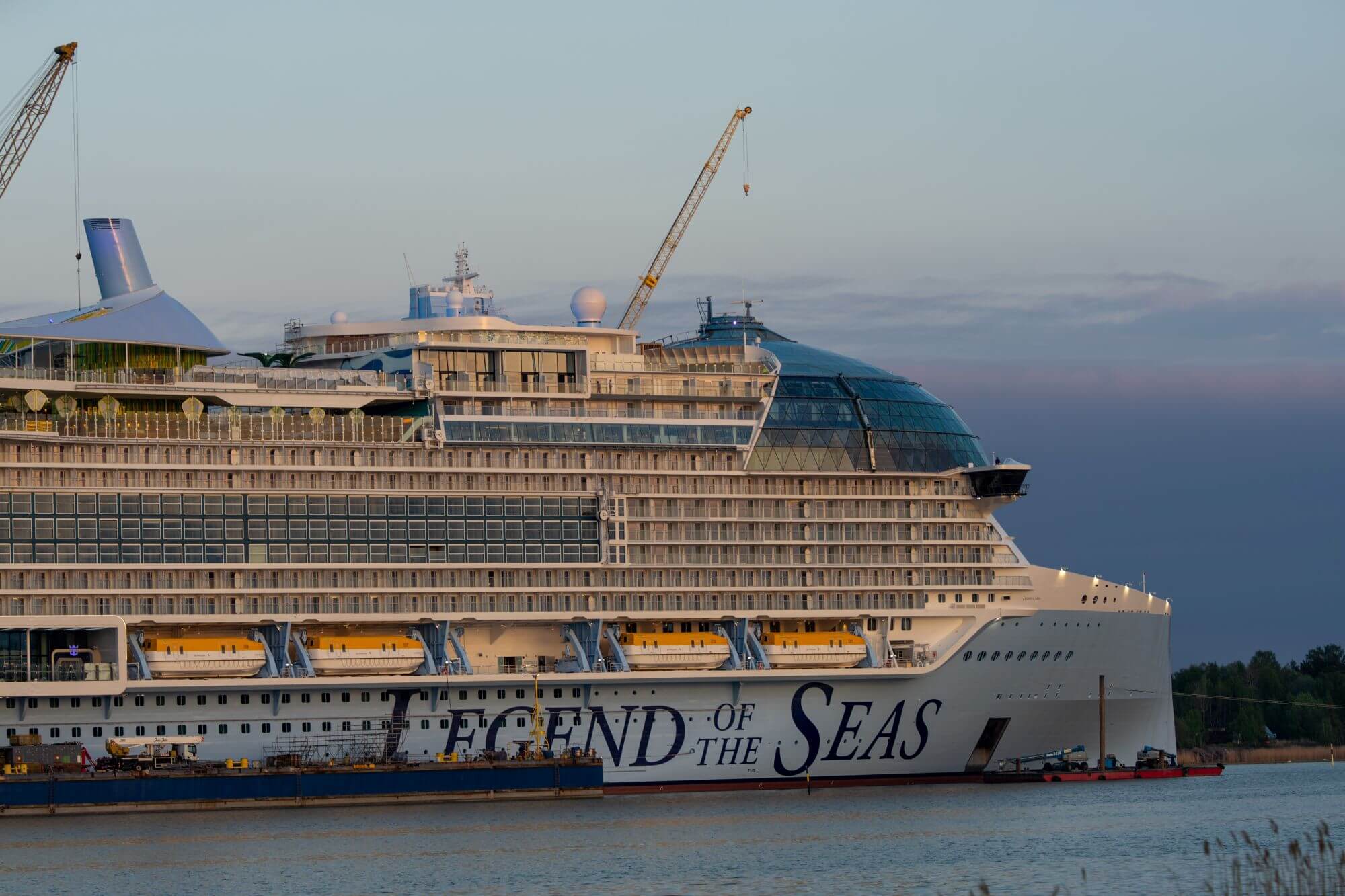Imagen de un crucero de la gama Legend of the Sea de Royal Caribbean