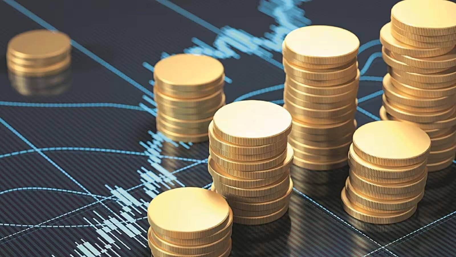 Moedas empilhadas em cima de gráfico de investimento