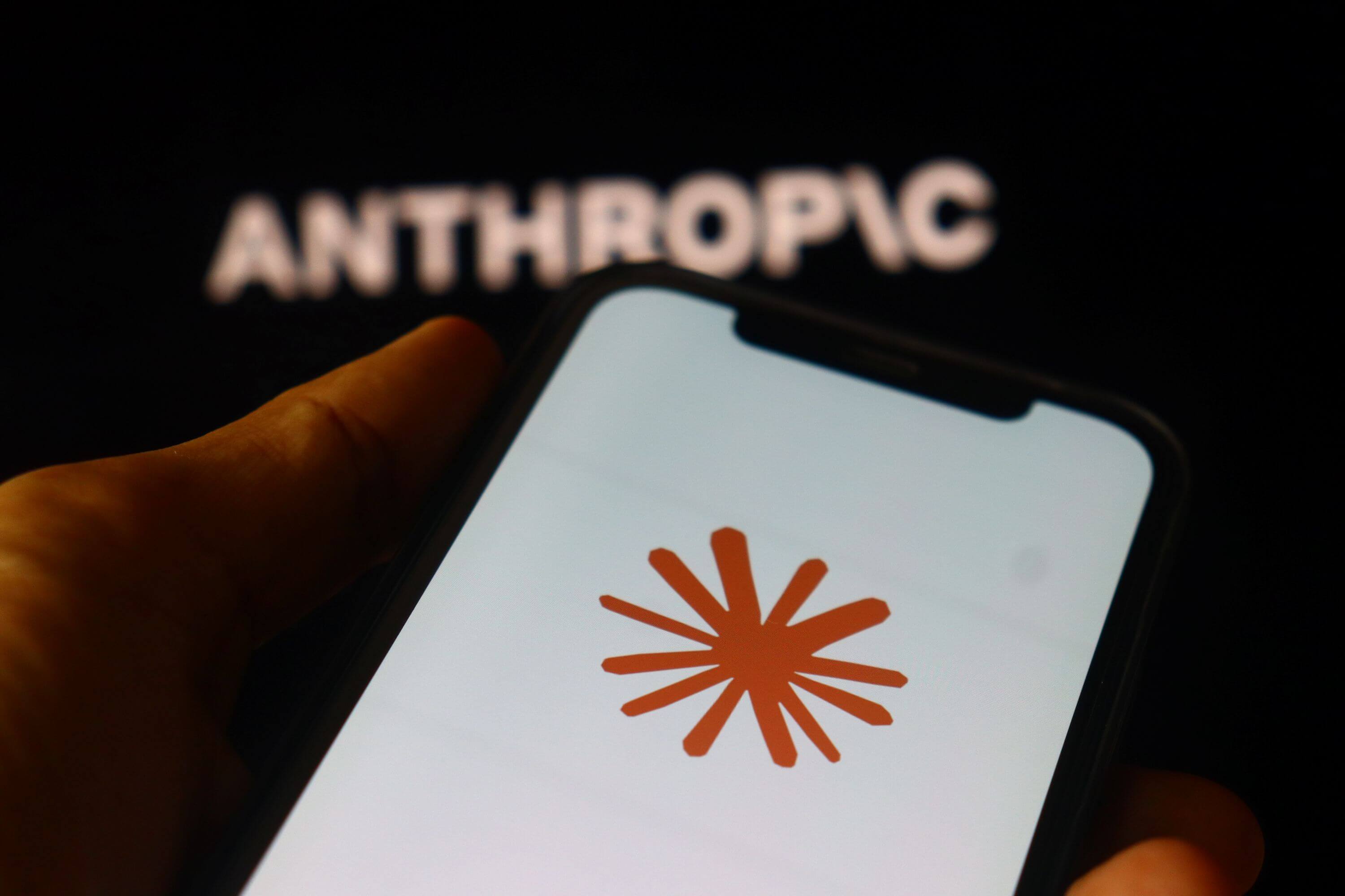 Imagen de un móvil con el logo de Claude, de Anthropic