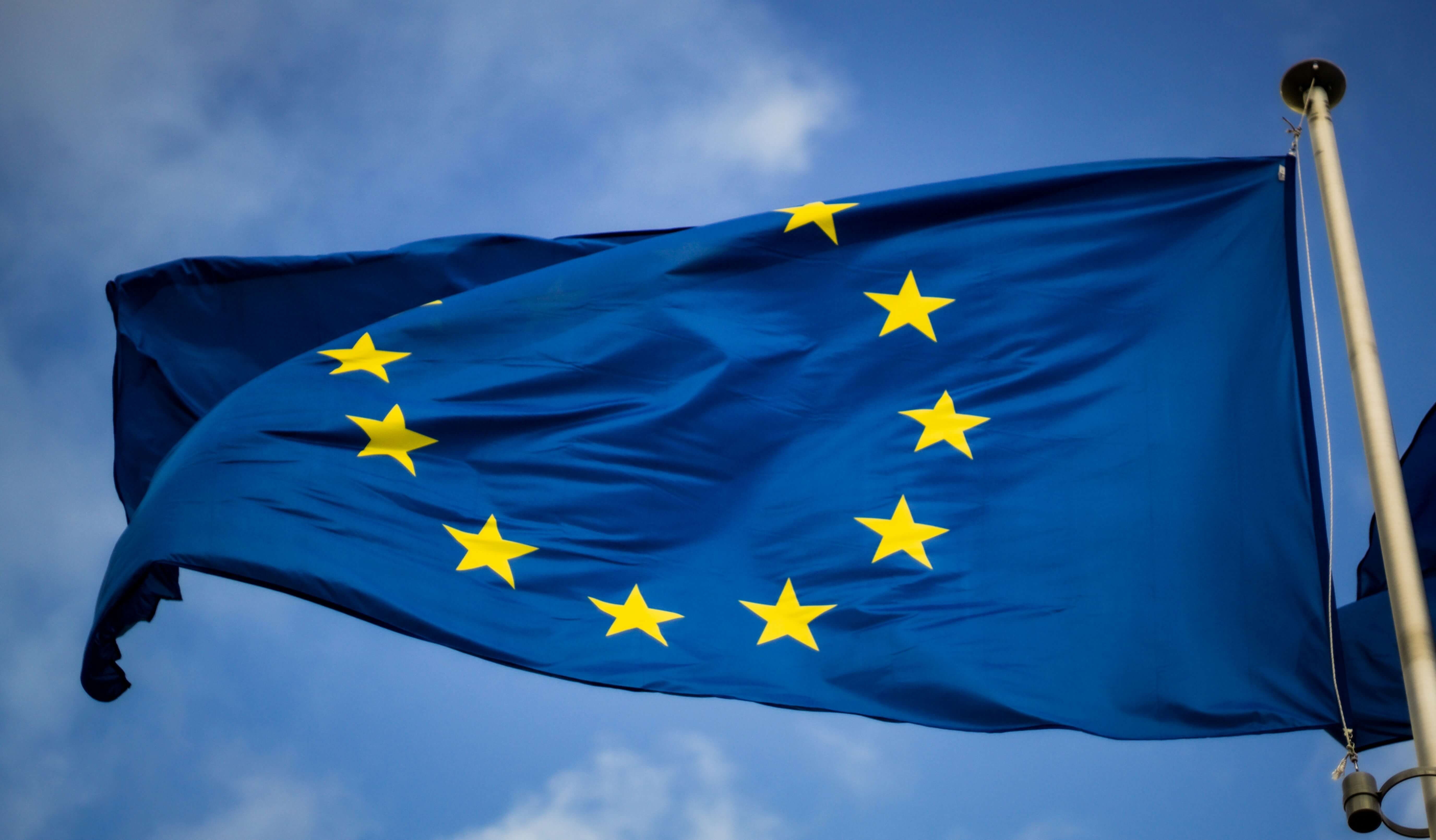 Imagen de la bandera de la Unión Europea en un artículo sobre el cierre del Ibex 35