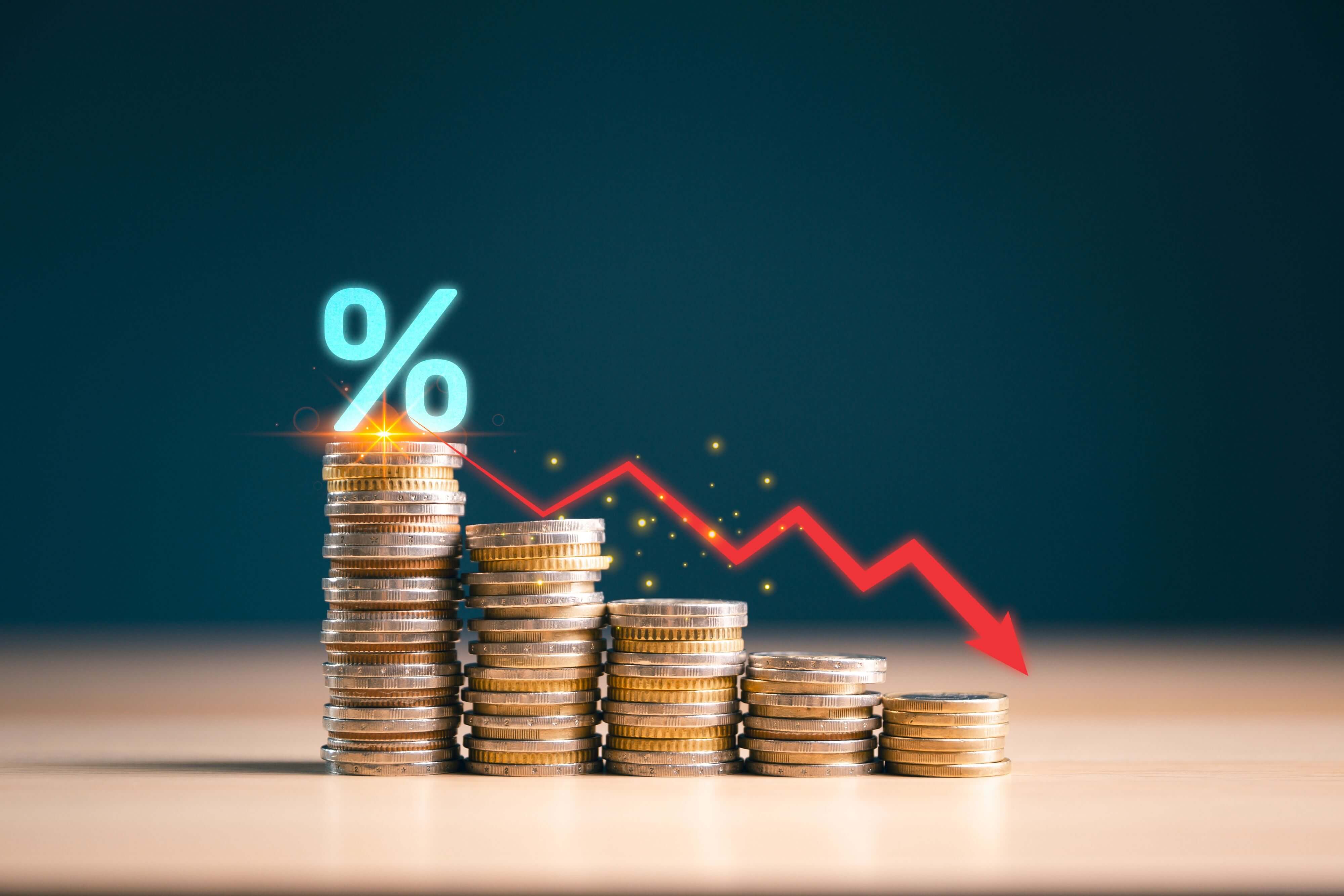 Imagenes de montículos de monedas en un artículo sobre dónde invertir cuando hay inflación