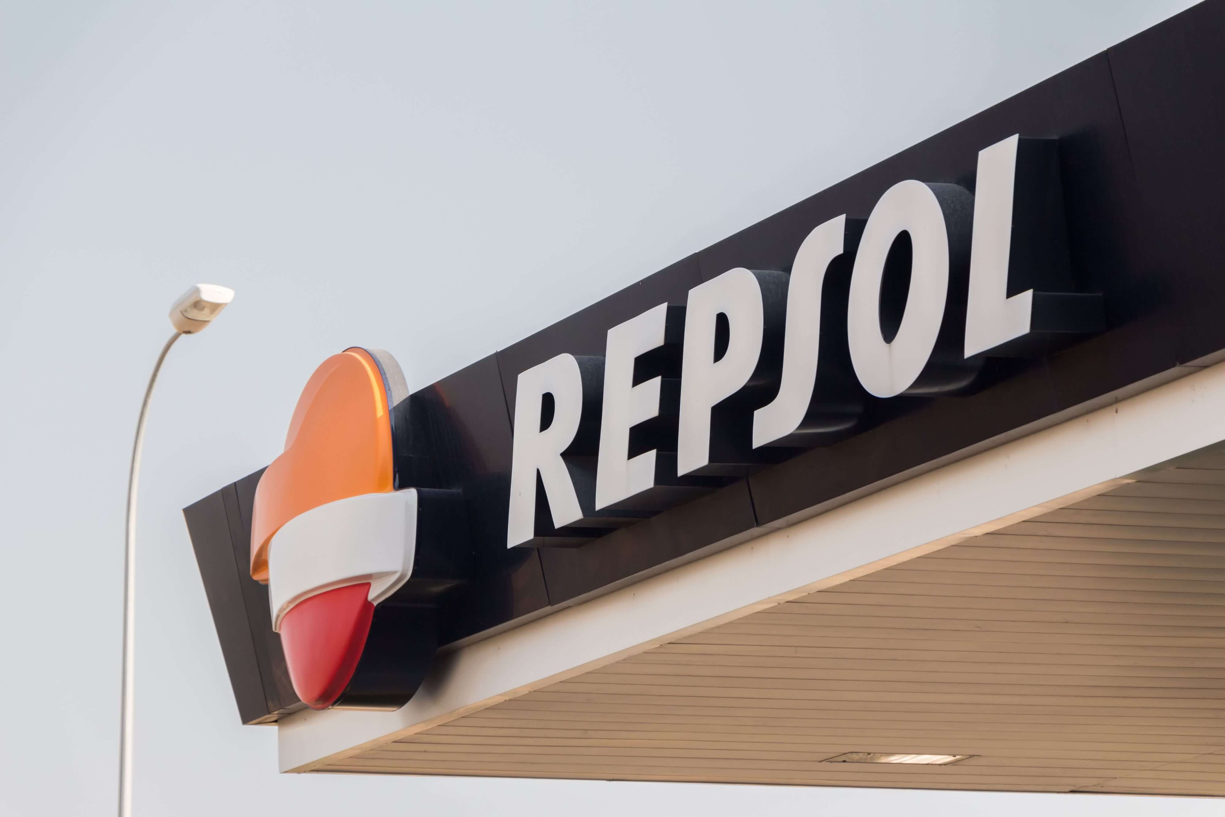 Imagen del logo de Repsol en una gasolinera de la marca