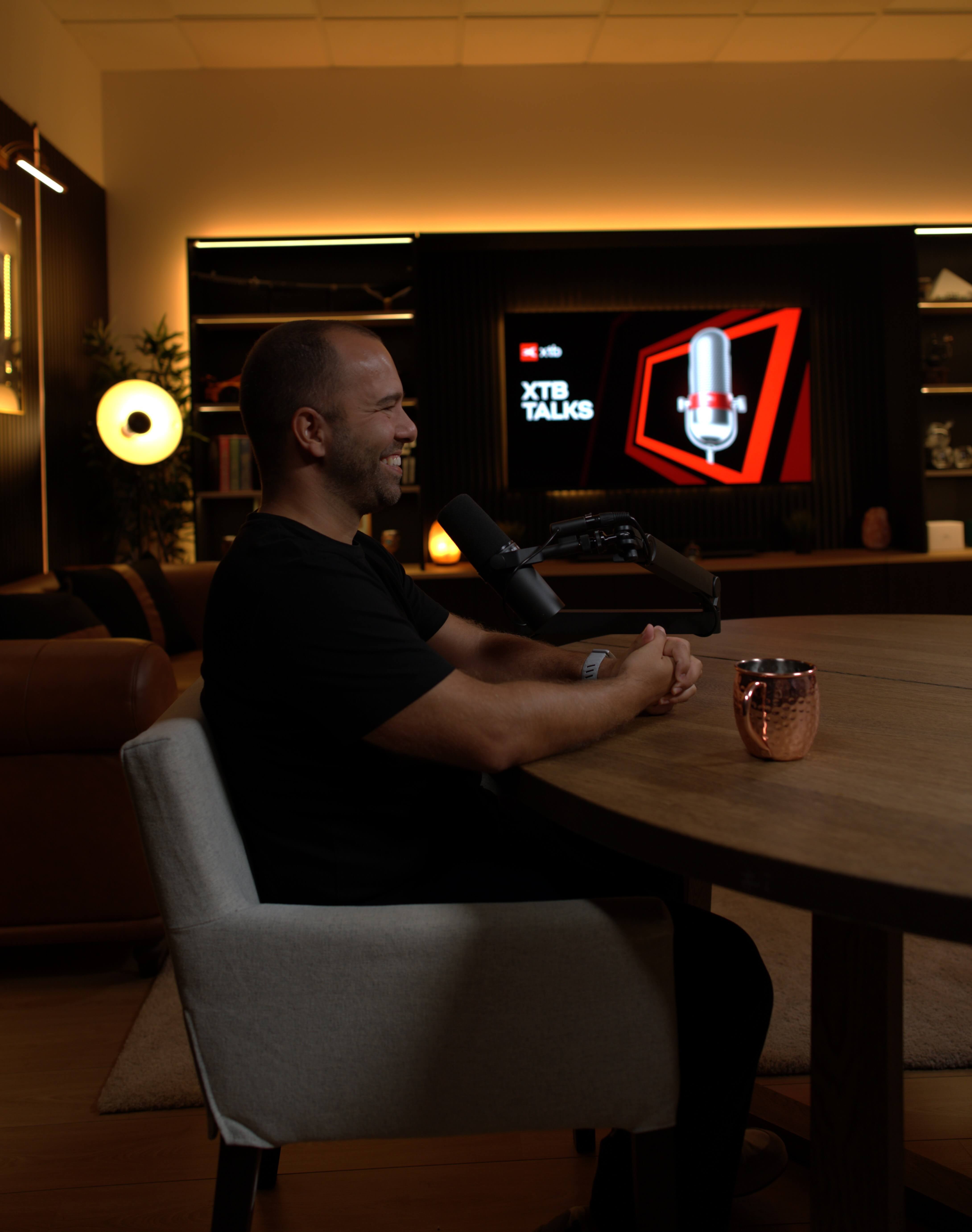 Fábio Roque no estúdio durante a gravação do episódio da XTB Talks sobre o movimento FIRE e a estratégia de investimento em dividendos.