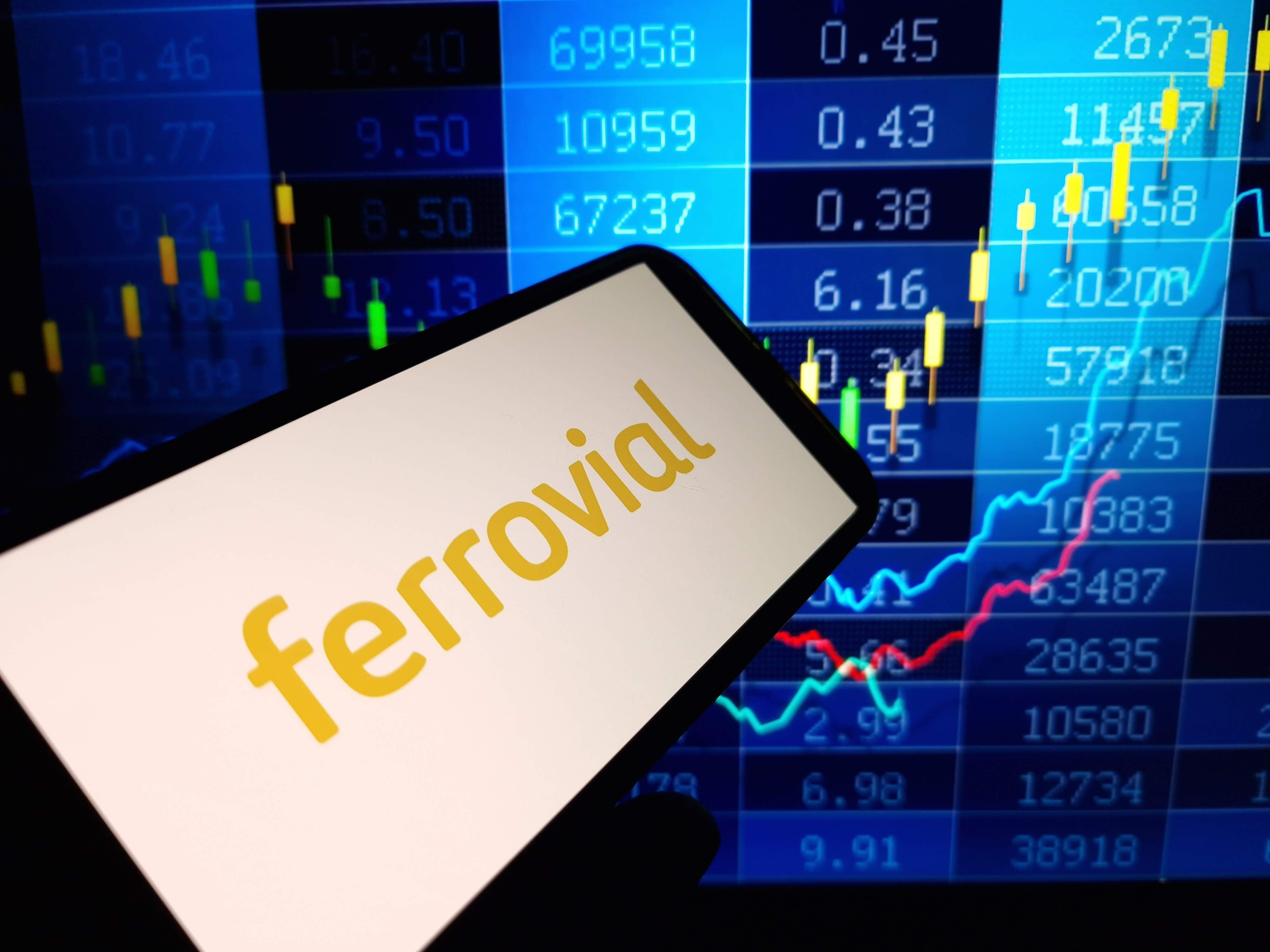 Imagen de un móvil con el logo de Ferrovial