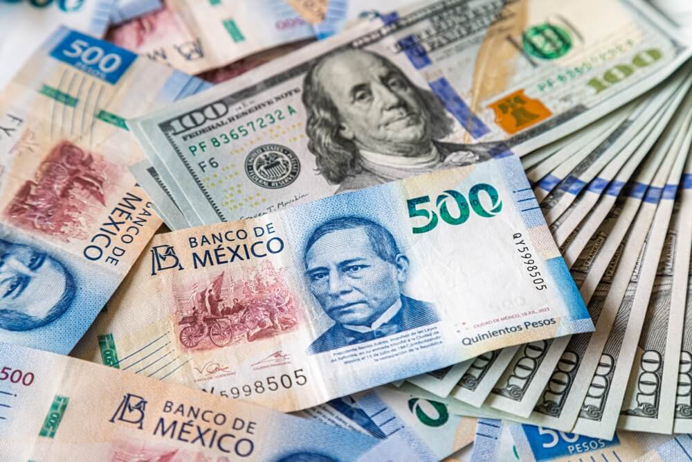 Primer plano macro de 500 pesos mexicanos y billetes de 100 dolares mezclados