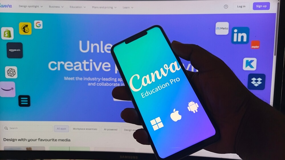 Mano sosteniendo un telÃ©fono inteligente con los logotipos de Canva EducaciÃ³n Pro,