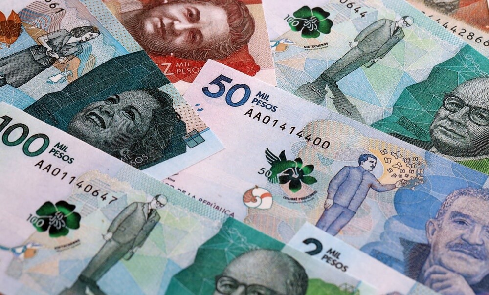 Los billetes en pesos colombianos se amontonan en la mesa
