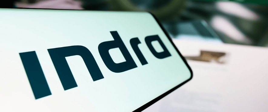 Imagen de un mÃ³vil en el que se lee Indra en la pantalla