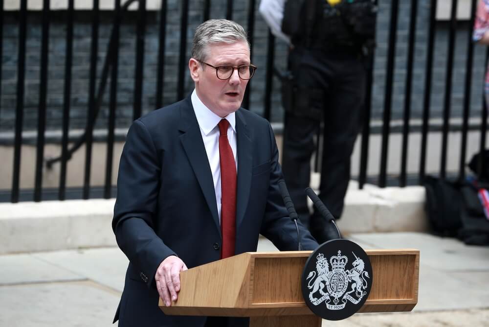 El lÃ­der laborista y primer ministro entrante, Sir Keir Starmer, habla con los medios de comunicaciÃ³n cuando entra en el nÃºmero 10 de Downing Street en Londres, Inglaterra.