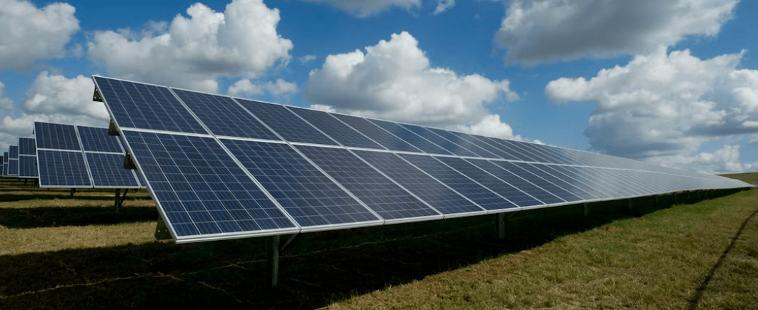 Imagen de placas solares en un artÃ­culo sobre Grenergy