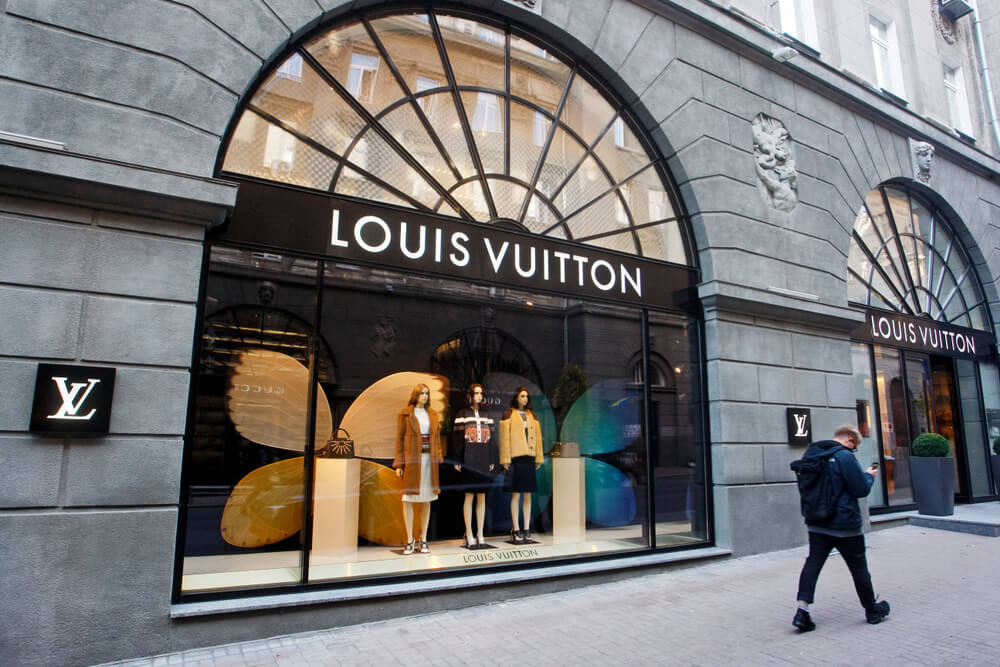 Un hombre pasa por una tienda Louis Vuitton