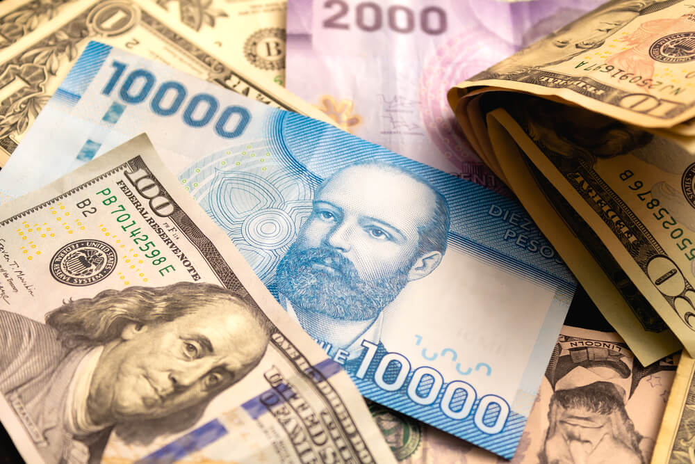 Billetes de Chile juntados con billetes estadounidenses