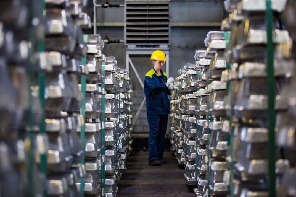 Pila de barras rollos de aluminio