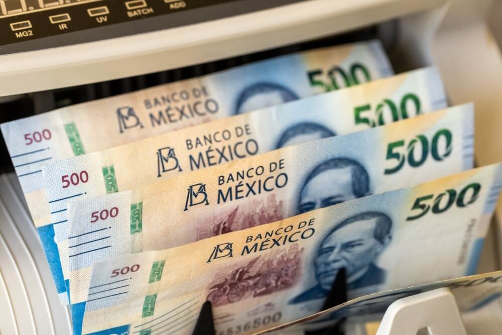 Billetes de 500 pesos mexicanos siendo contados en una maquina