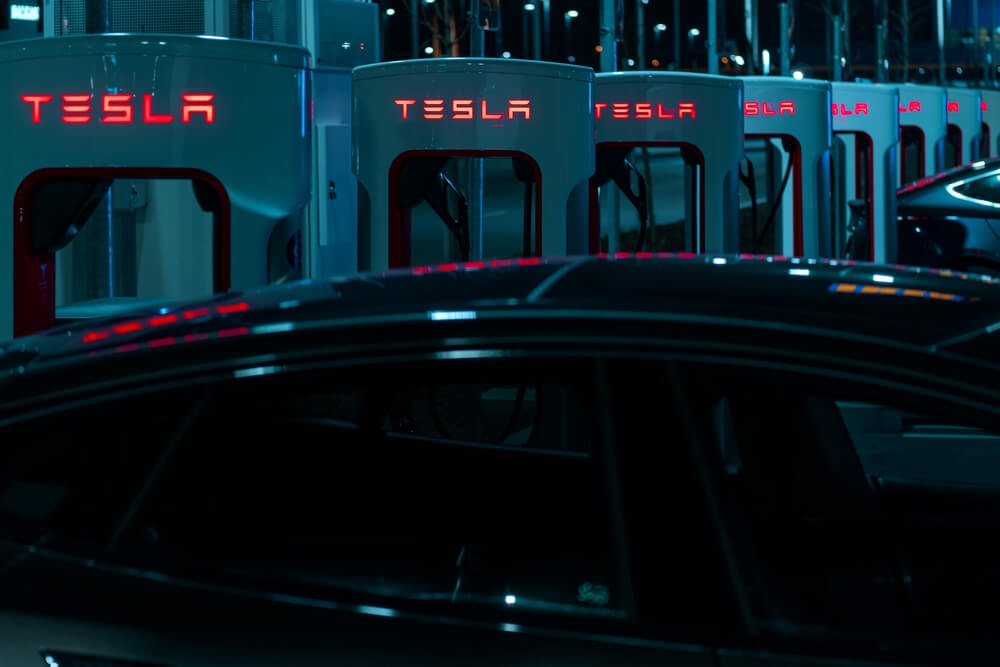Estacion de carga de vehiculos electricos TESLA de noche.