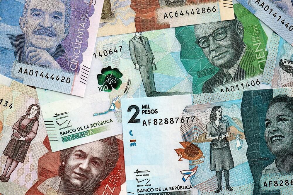 billetes colombianos amontonados