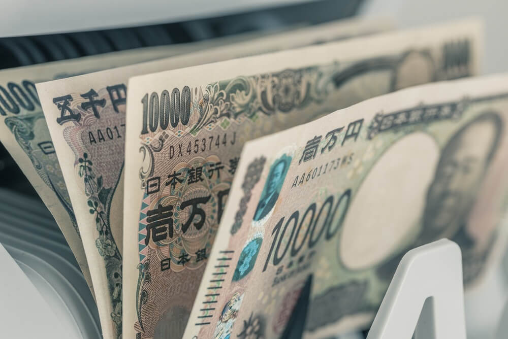 Yenes japoneses convertidos por maquina