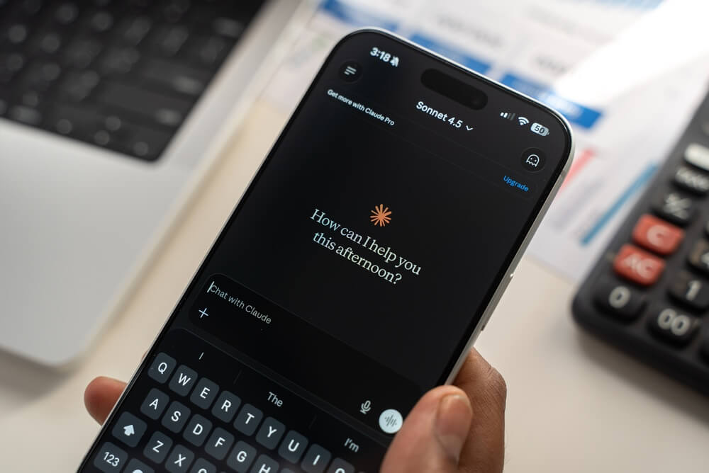 El logotipo de Claude se muestra en la pantalla de un telÃ©fono inteligente