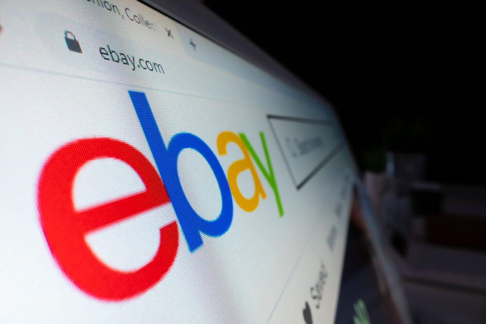 Vista de cerca del logotipo de eBay en su sitio web