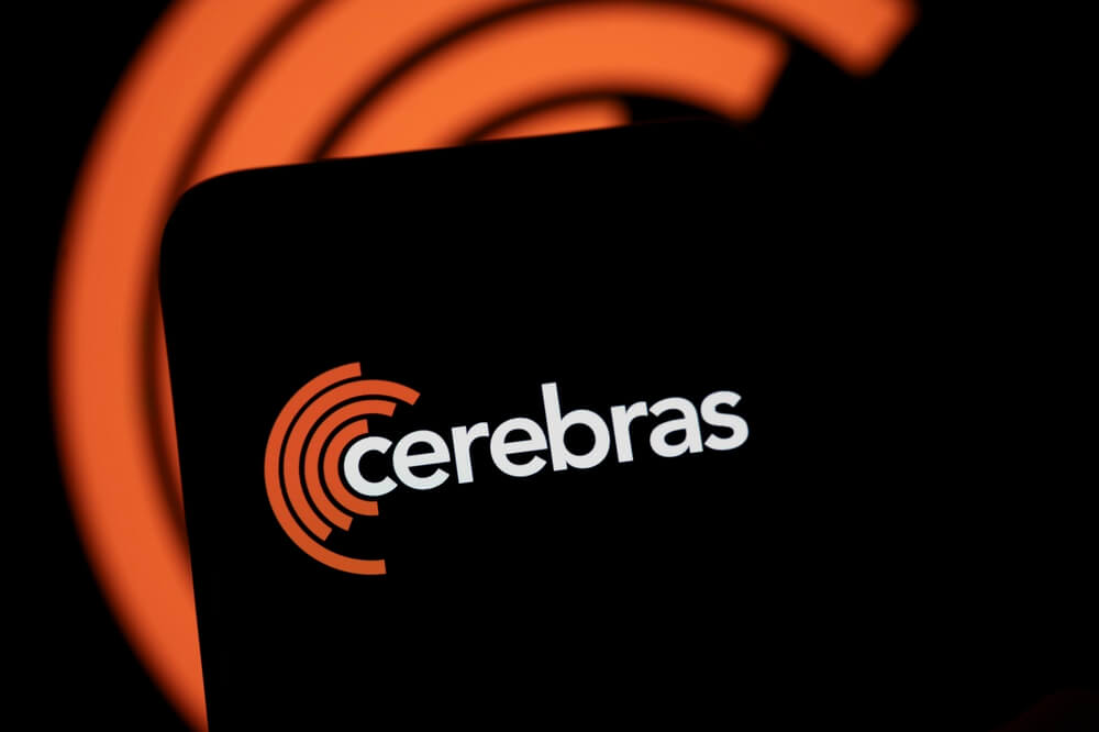  El logotipo de Cerebras se ve en la pantalla de un telÃ©fono inteligente sobre un fondo oscuro con acentos naranjas.