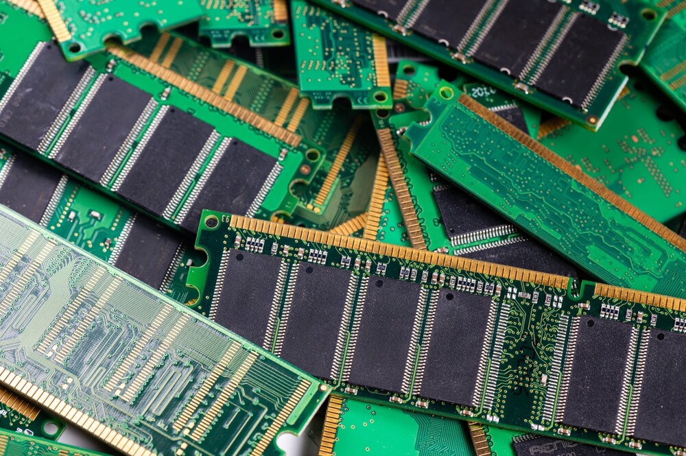 Varios mÃ³dulos de memoria de computadora se apilan en una placa de circuito verde, mostrando la tecnologÃ­a