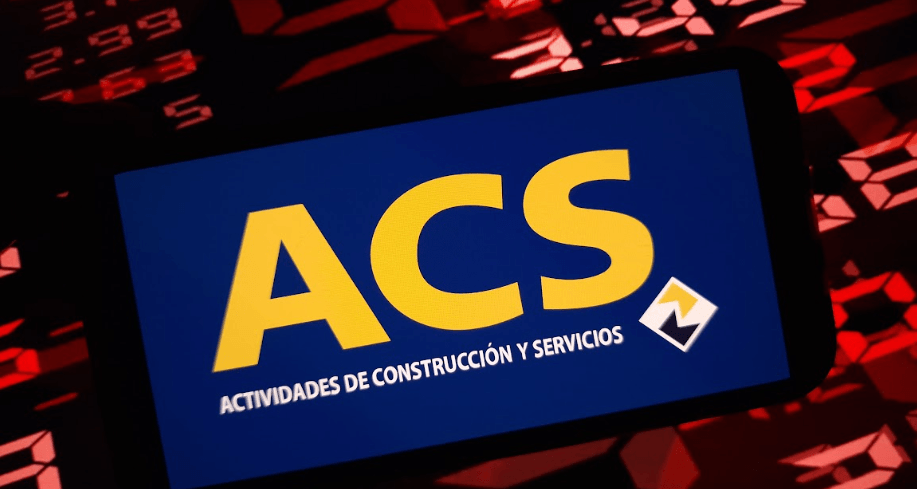 Imagen de un mÃ³vil en el que se ve el logo de ACS