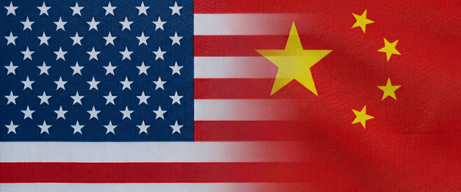 Imagen de las banderas de Estados Unidos y China