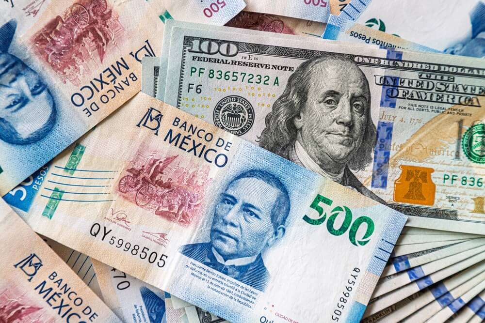 Billetes de dolares y peso mexicano