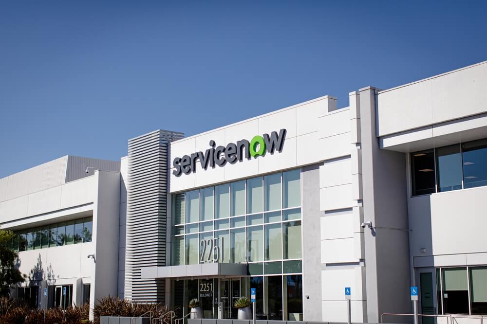  logotipo de ServiceNow en su edificio central ubicado en Santa Clara, Silicon Valley