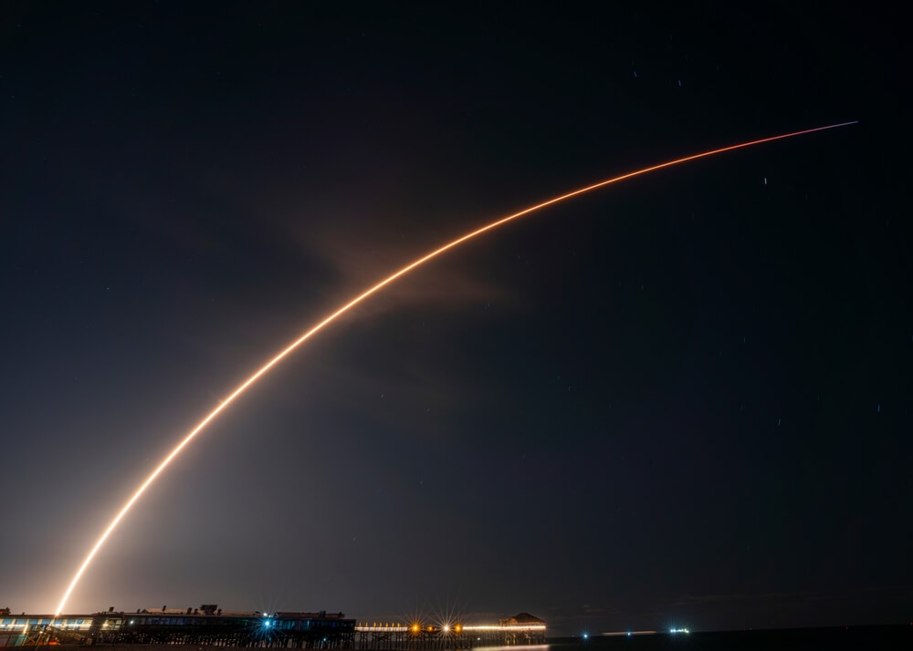 Cohete Falcon 9 yendo al espacio