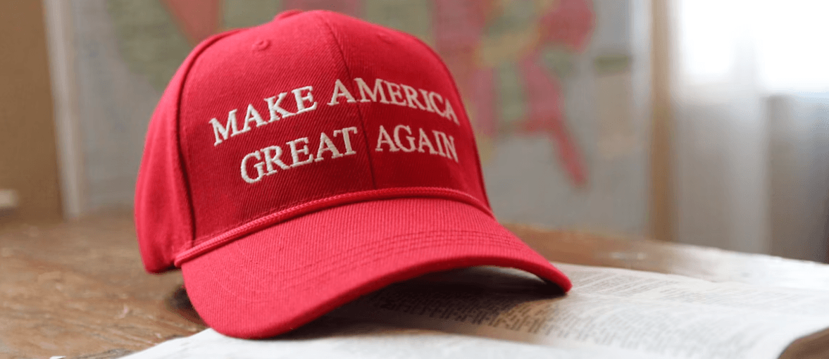 Imagen de una gorra con el texto make america great again